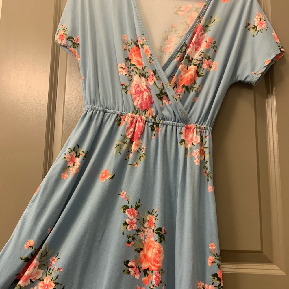 Beautiful v-cut dress with hidden pockets!